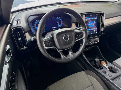 2025 Volvo XC40 B5 Core Bright Theme
