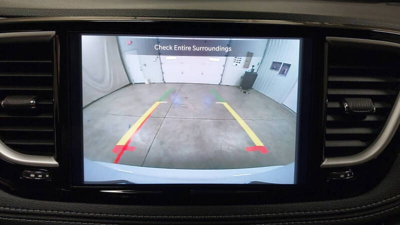 2027 Chrysler Pacifica Select