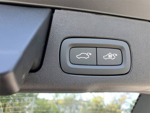 2025 Volvo XC60 B5 Core Dark Theme