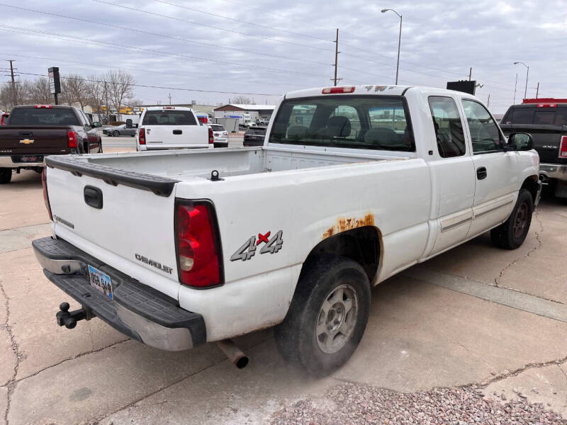 2004 Chevrolet Silverado 1500 LS photo 3