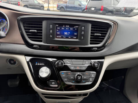 2017 Chrysler Pacifica Touring-L