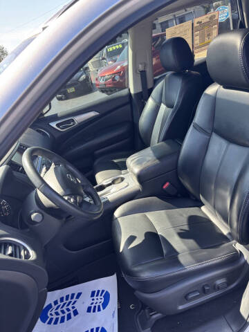 2017 Nissan Pathfinder SL