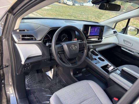 2025 Toyota Sienna LE 8-Passenger
