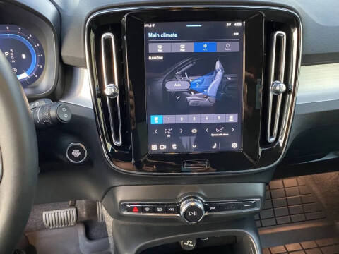 2025 Volvo XC40 B5 Core Bright Theme