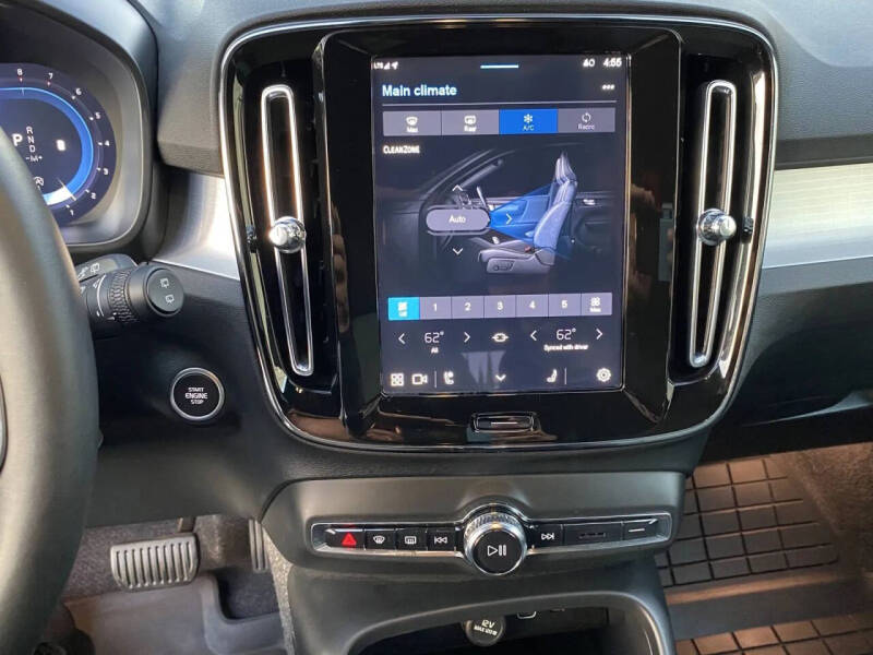 2025 Volvo XC40 B5 Core Bright Theme
