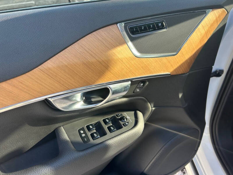 2022 Volvo XC90 T6 Momentum 7-Passenger