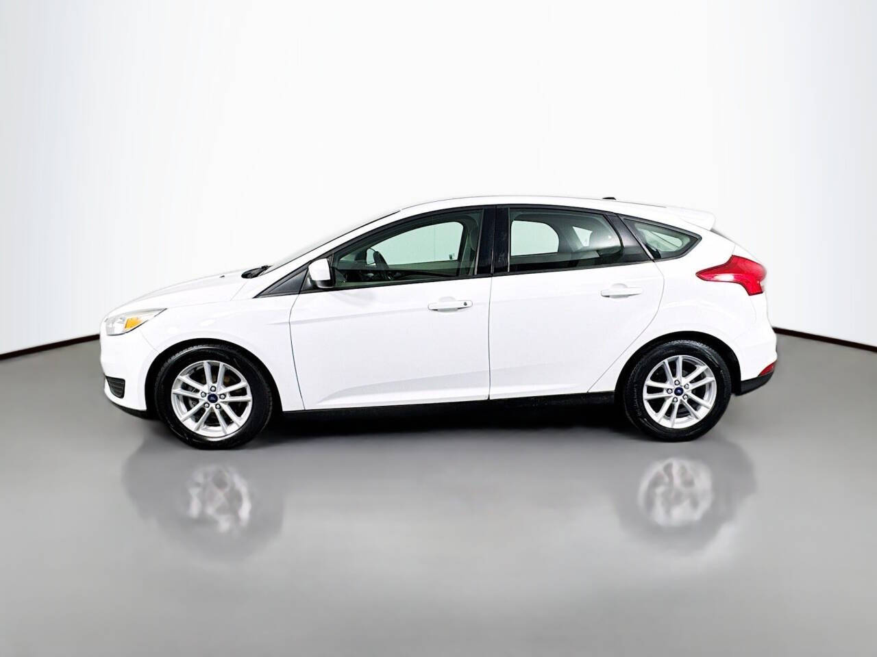 White 2018 Ford Focus SE SE 4dr Hatchback 2