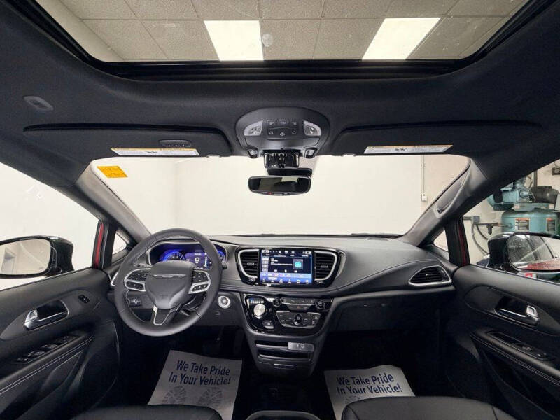 2027 Chrysler Pacifica Select