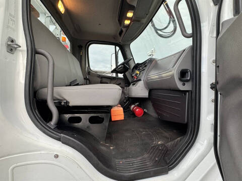 2017 Freightliner M2 106