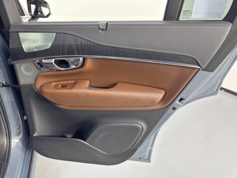 2023 Volvo XC90 Recharge T8 Ultimate Dark Theme