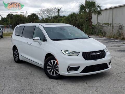 2022 Chrysler Pacifica Hybrid for sale at GATOR'S IMPORT SUPERSTORE in Melbourne FL