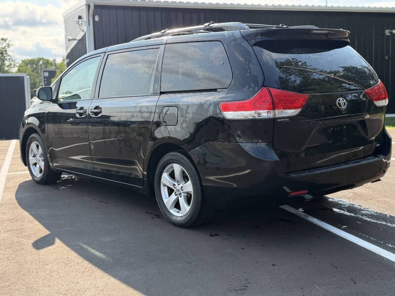 2013 Toyota Sienna LE 8-Passenger