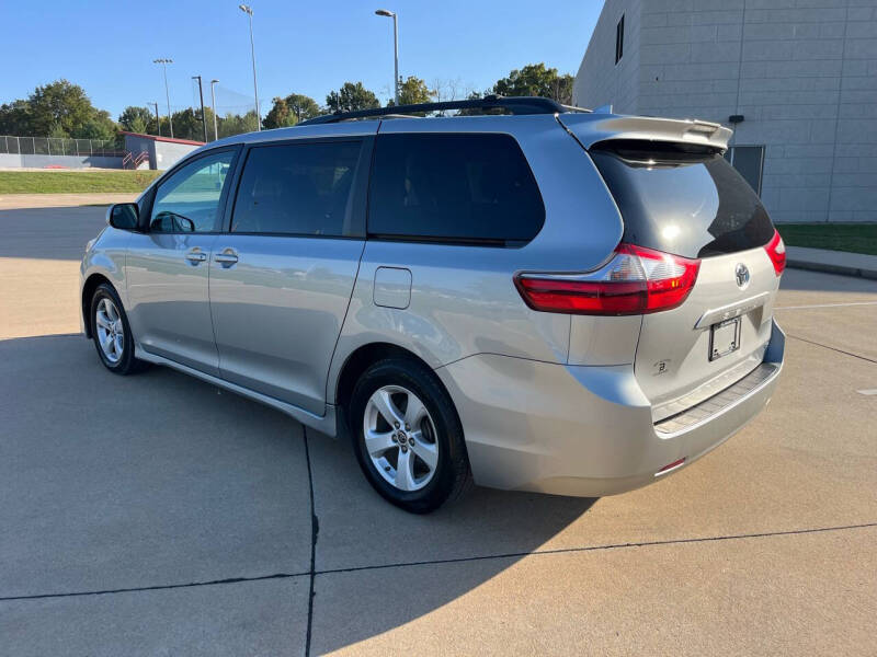 2020 Toyota Sienna LE photo 4