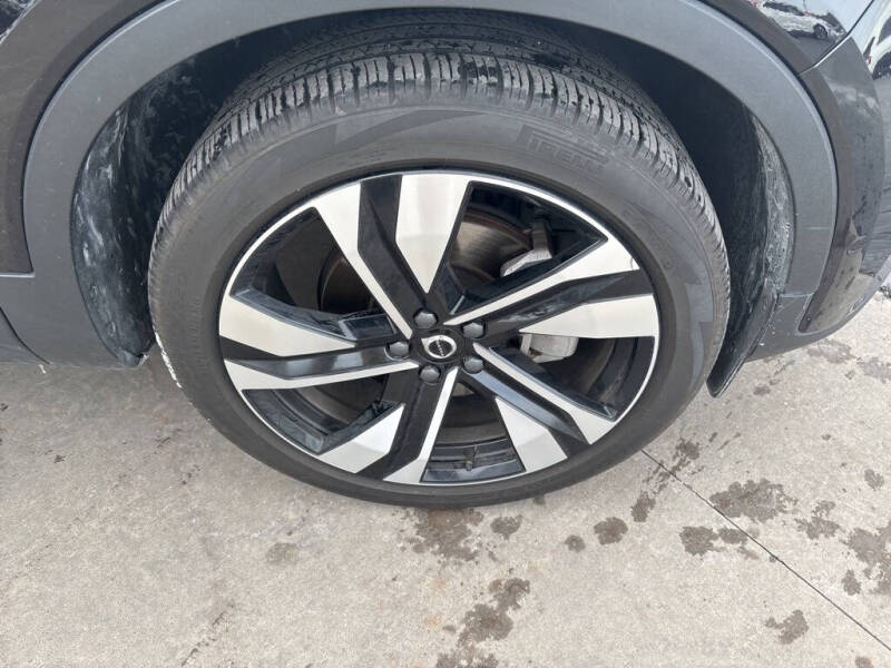 2025 Volvo XC40 B5 Plus Dark Theme