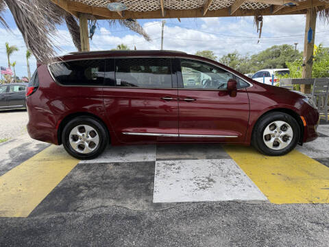 2017 Chrysler Pacifica Touring-L Plus
