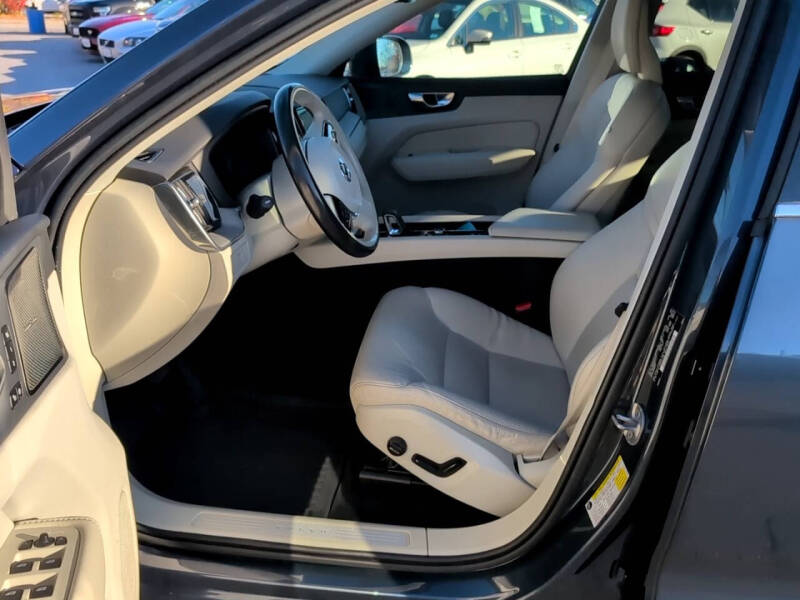 2023 Volvo XC60 B5 Plus Bright Theme