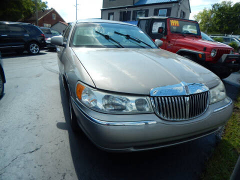 2000 Lincoln Town Car for sale at WOOD MOTOR COMPANY in Madison TN