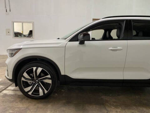 2025 Volvo XC40 B5 Plus Dark Theme
