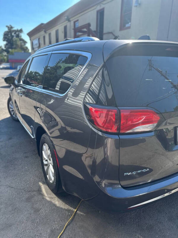 2018 Chrysler Pacifica null photo 13