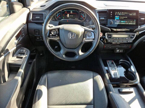 2022 Honda Pilot Touring w/Rear Captain's Chairs