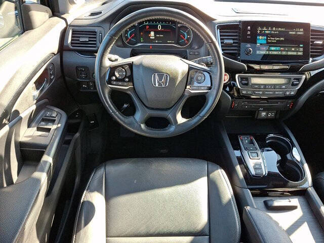 2022 Honda Pilot Touring w/Rear Captain's Chairs