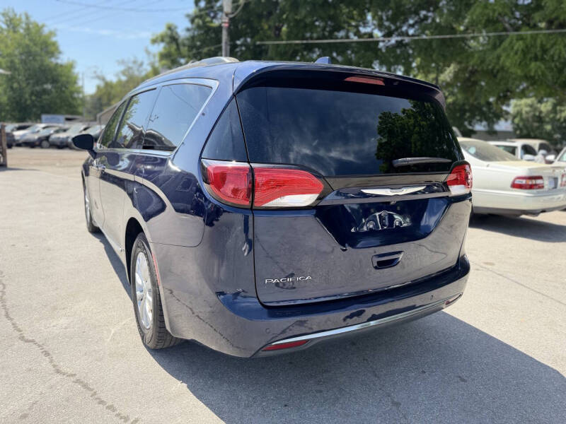 2017 Chrysler Pacifica Touring-L