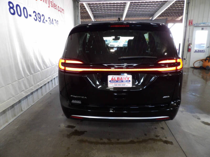 2027 Chrysler Pacifica Select