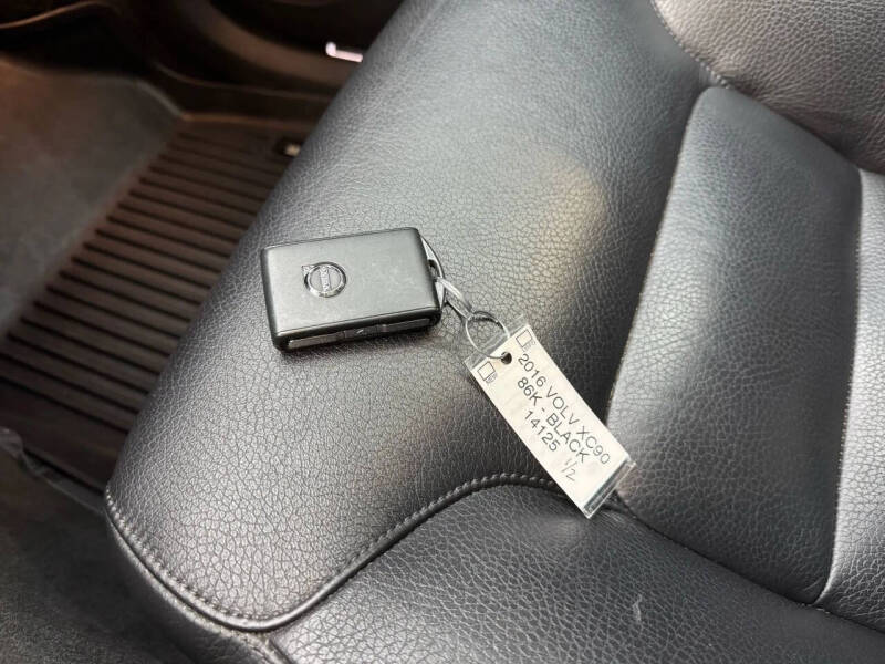 2016 Volvo XC90 T6 Momentum