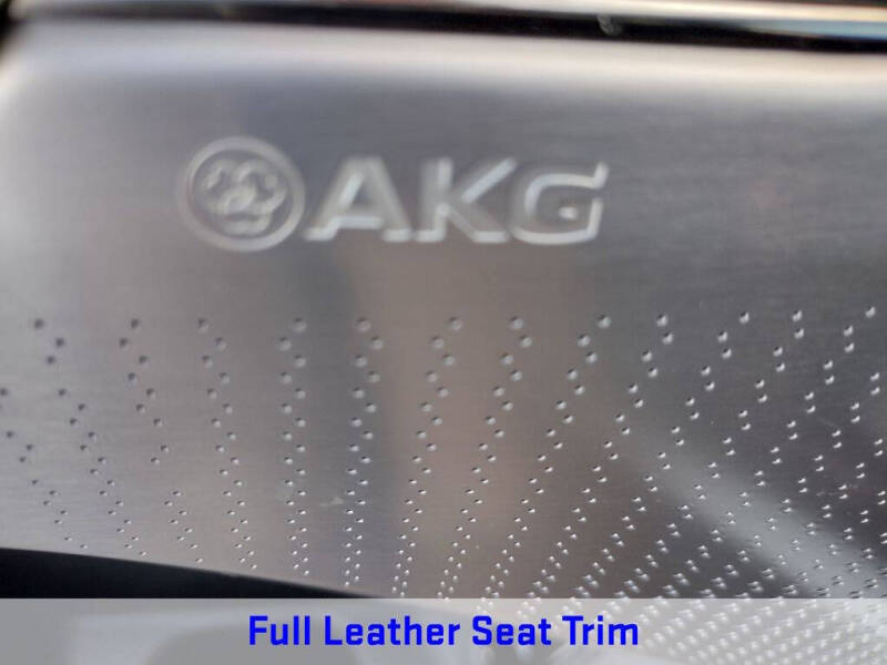 2025 Cadillac LYRIQ Luxury 3