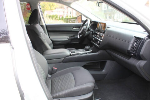 2022 Nissan Pathfinder SV