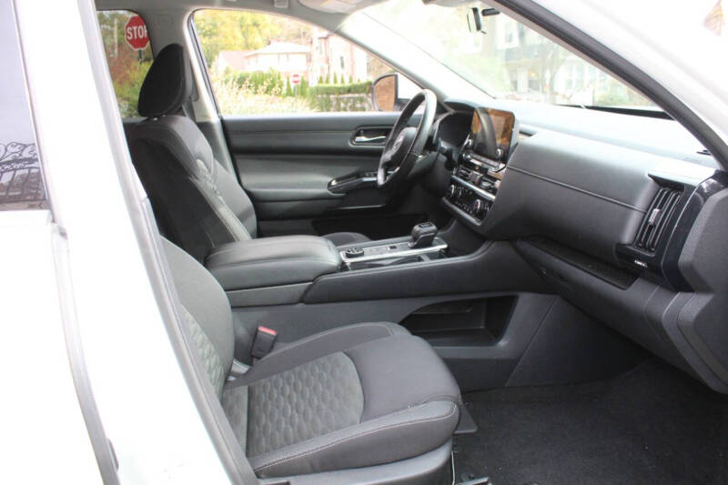 2022 Nissan Pathfinder SV