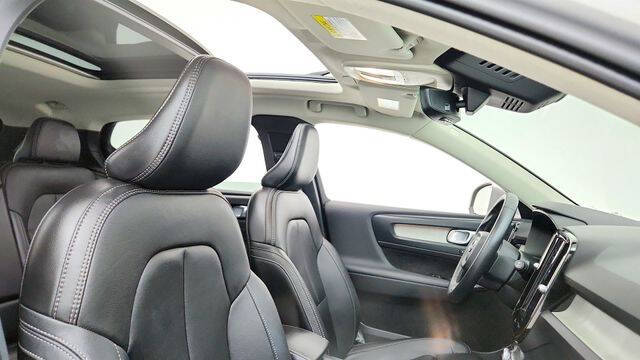 2025 Volvo XC40 B5 Plus Bright Theme