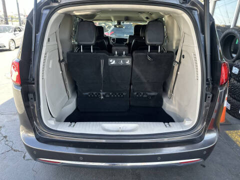 2017 Chrysler Pacifica Touring-L