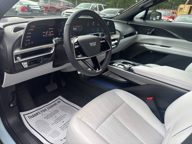 2024 Cadillac LYRIQ Luxury 1