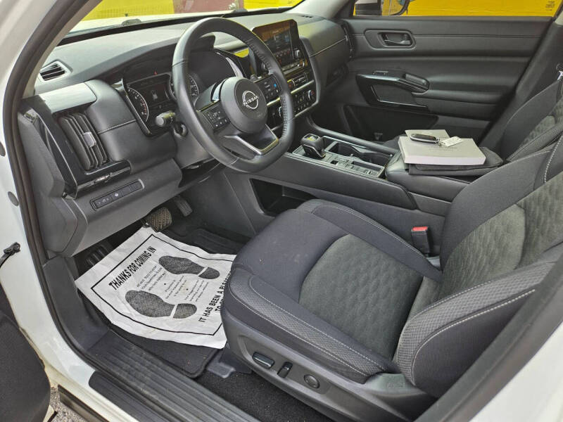 2023 Nissan Pathfinder SV