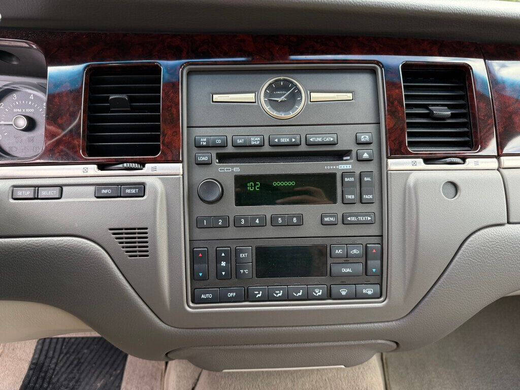 2010 Lincoln Town Car 26