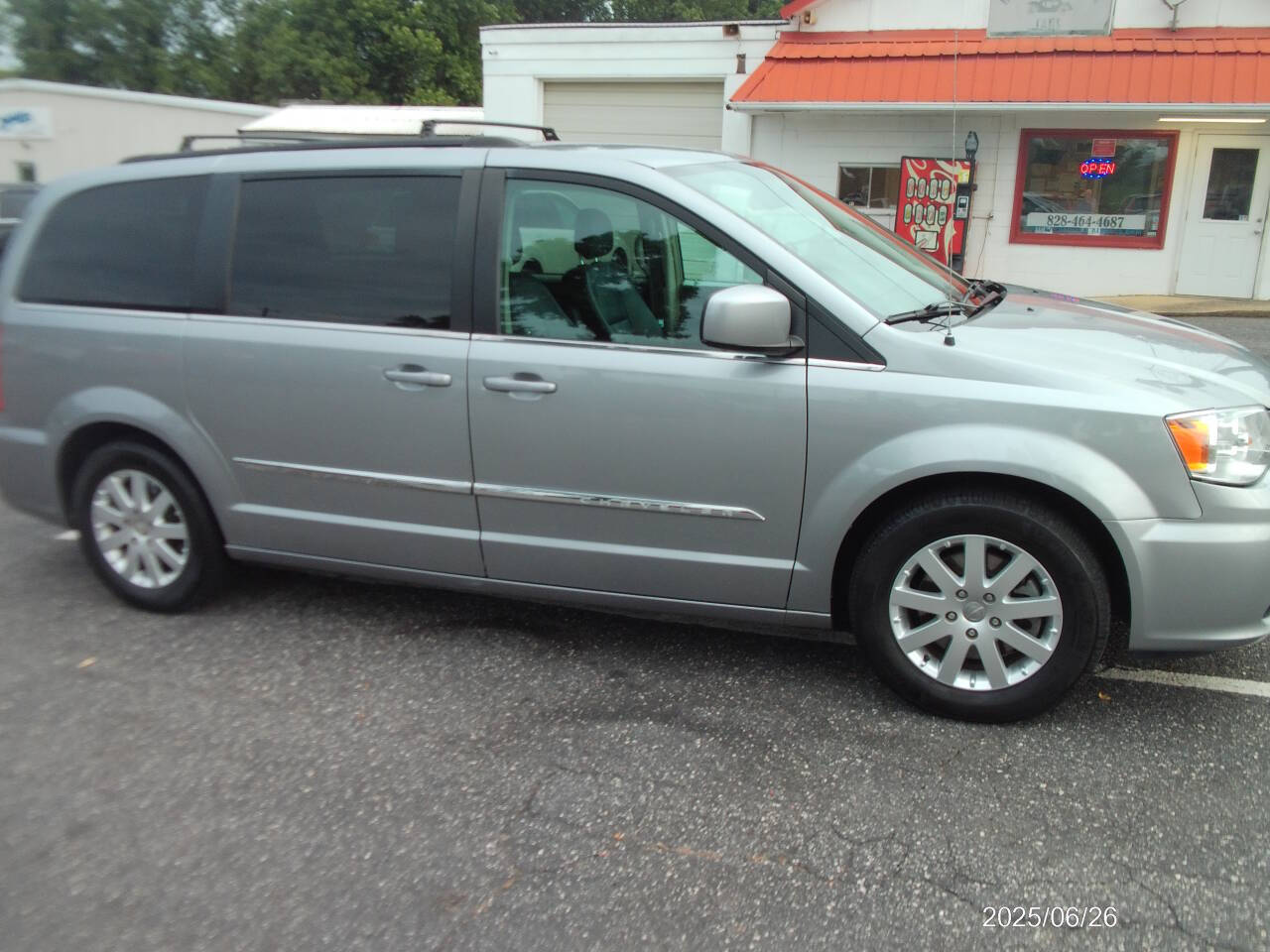 2016-chrysler-town-and-country-touring-4dr-mini-van.jpg