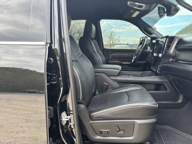 Diamond Black Crystal Pearlcoat 2022 Ram 3500 Limited 4x4 Limited 4dr Crew Cab 8 ft. LB SRW Pickup 26