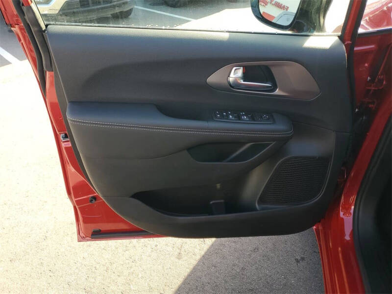 2025 Chrysler Voyager LX