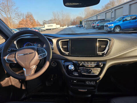 2025 Chrysler Pacifica Select