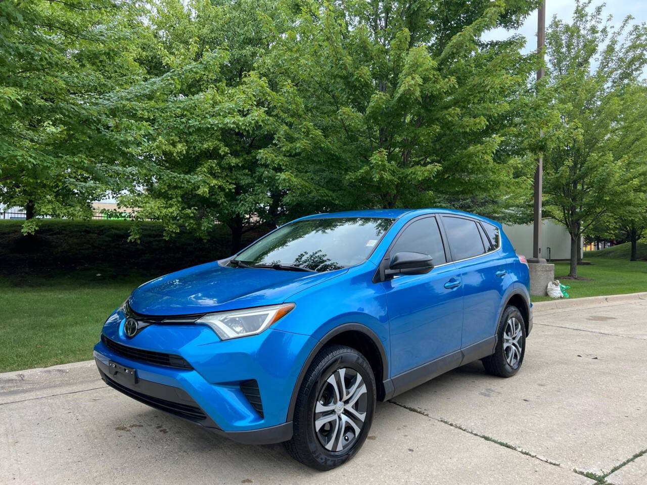 2018 Toyota RAV4 LE 4dr SUV's photo