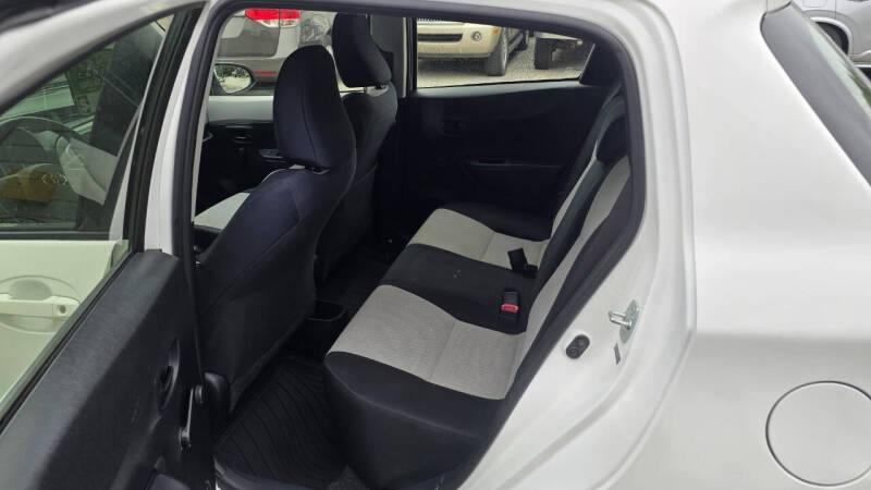 2012 Toyota Yaris 5-Door LE