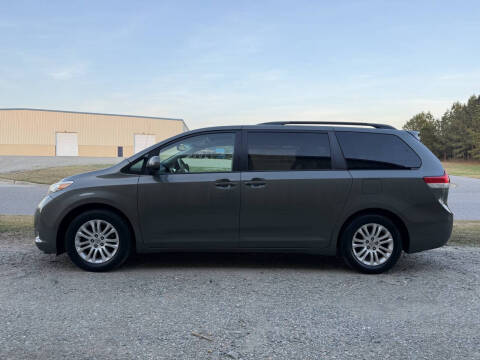2013 Toyota Sienna XLE 8-Passenger