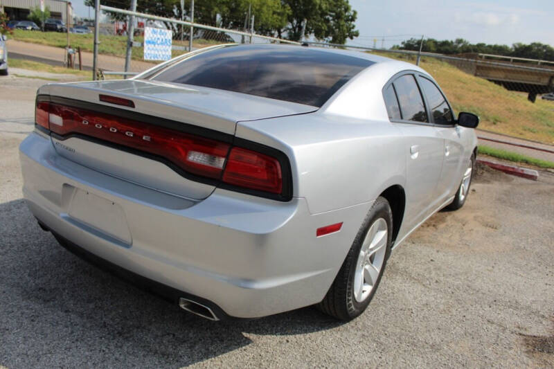 2012 Dodge Charger SE photo 9