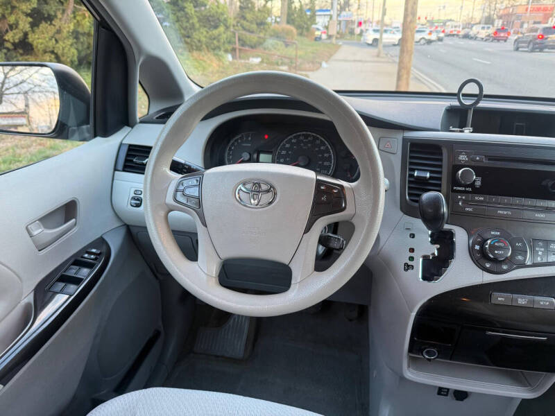2014 Toyota Sienna LE 8-Passenger