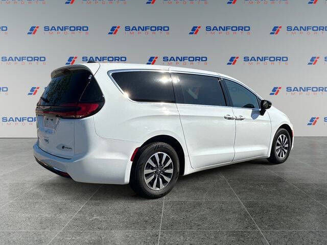 2024 Chrysler Pacifica Plug-In Hybrid Select