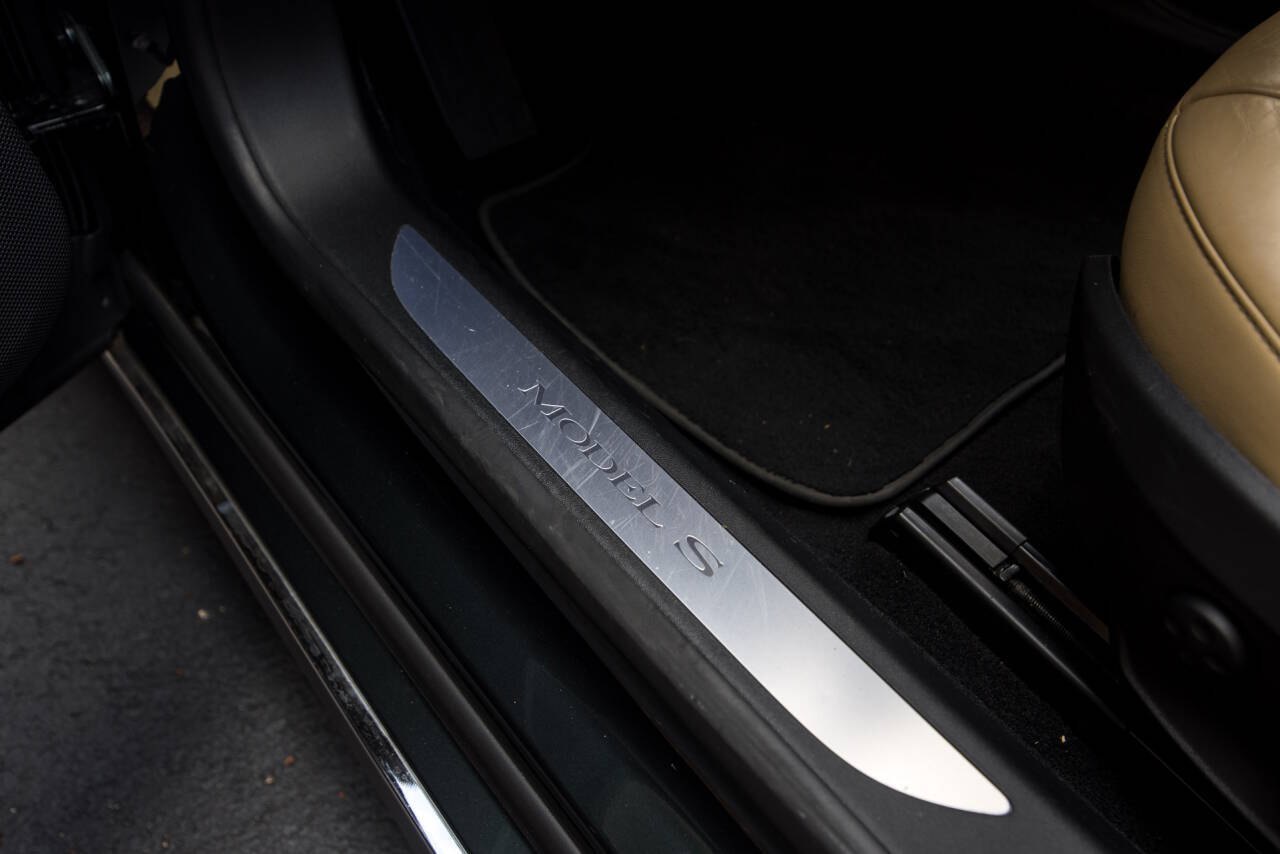 2014 Tesla Model S 17