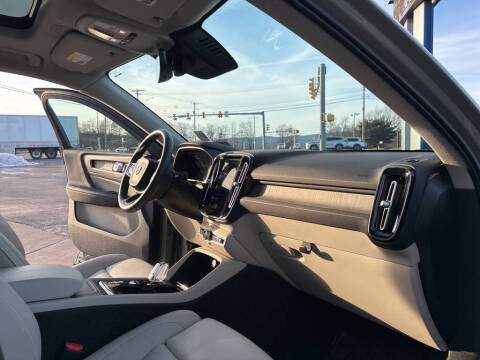 2023 Volvo XC40 B5 Plus Dark Theme