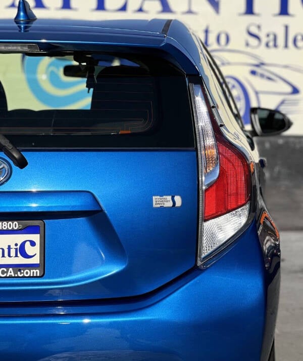 2015 Toyota Prius c Two photo 8