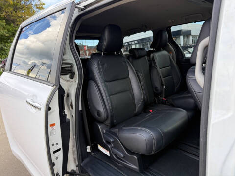 2017 Toyota Sienna SE Premium 8-Passenger